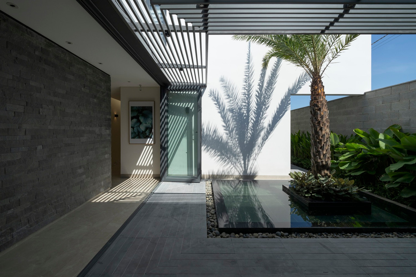 Hồ nước tràn giúp không gian các phòng luôn mát mẻ. Hồ nước tràn giúp không gian các phòng luôn mát mẻ.