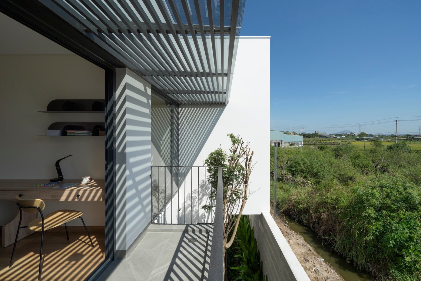 Không gian sinh hoạt chung được che chắn khéo léo bằng bức tường bông gió trước sảnh trải nệm, nhằm giảm nhiệt và tạo sự riêng tư. Hai bên phòng khách và bếp được mở rộng tối đa. Không gian sinh hoạt chung được che chắn khéo léo bằng bức tường bông gió trước sảnh trải nệm, nhằm giảm nhiệt và tạo sự riêng tư. Hai bên phòng khách và bếp được mở rộng tối đa.