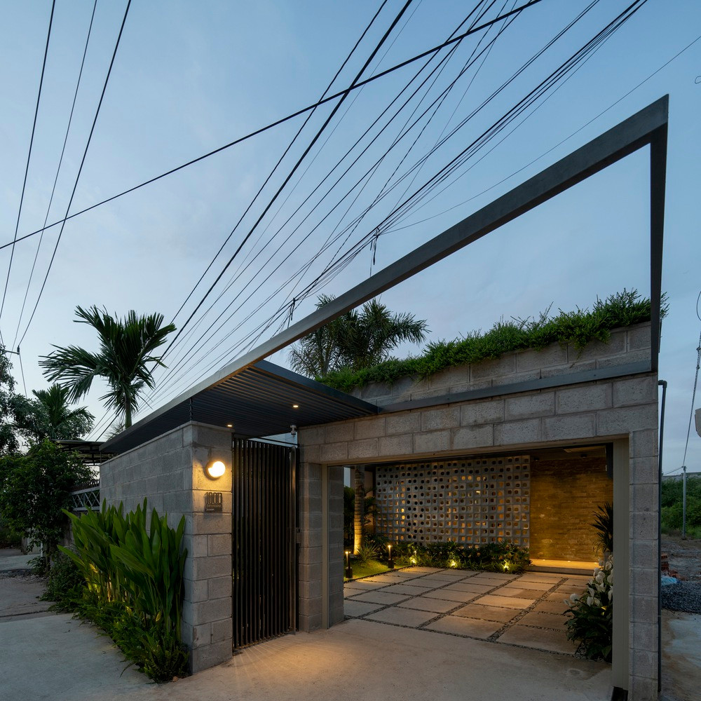 KTS không làm mặt tiền quá phô trương và nặng nề mà chỉ đơn giản là một cánh cổng nhỏ bên cạnh một cánh cửa cuốn, tiếp theo là những bức tường có chiều cao lùi dần về phía sau. KTS không làm mặt tiền quá phô trương và nặng nề mà chỉ đơn giản là một cánh cổng nhỏ bên cạnh một cánh cửa cuốn, tiếp theo là những bức tường có chiều cao lùi dần về phía sau.