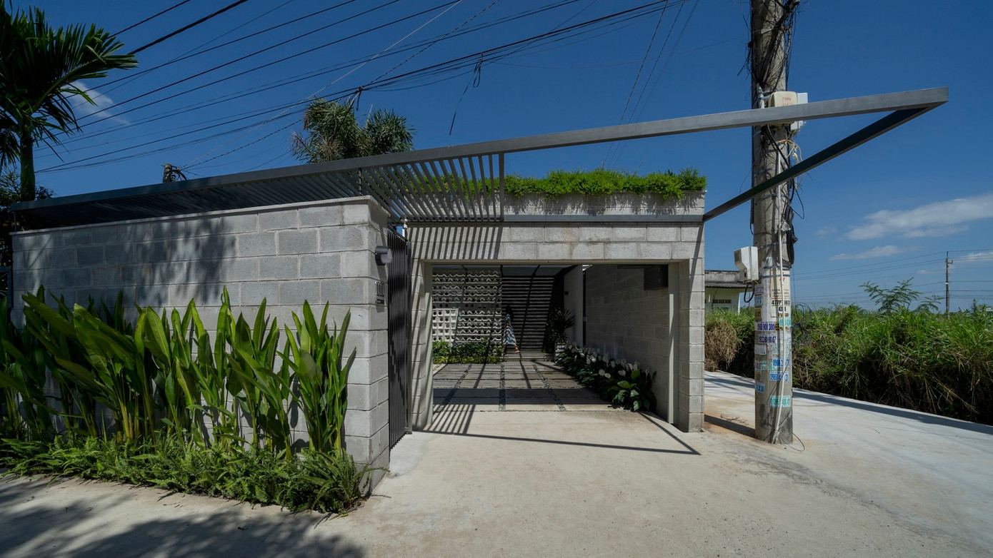 Đây là một ngôi nhà vườn nằm ở ngoại ô TP biển Phan Thiết (Bình Thuận). Gia chủ mong muốn nơi này sẽ giúp gia đình có thêm không gian sống để gắn kết các thành viên trong nhà cũng như gần gũi với thiên nhiên hơn. Đây là một ngôi nhà vườn nằm ở ngoại ô TP biển Phan Thiết (Bình Thuận). Gia chủ mong muốn nơi này sẽ giúp gia đình có thêm không gian sống để gắn kết các thành viên trong nhà cũng như gần gũi với thiên nhiên hơn.