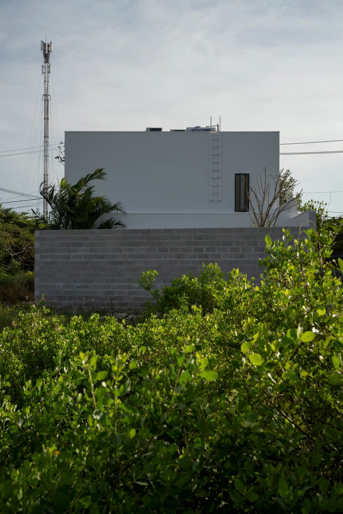 KTS tạo ra 3 sân ở phía trước, giữa và sau của ngôi nhà. Sân trước dành cho sân vườn và bãi đậu xe; sân giữa phân chia khu sinh hoạt chung và khu ngủ nghỉ; sân sau là không gian sân vườn và là nơi để gia chủ tập yoga. KTS tạo ra 3 sân ở phía trước, giữa và sau của ngôi nhà. Sân trước dành cho sân vườn và bãi đậu xe; sân giữa phân chia khu sinh hoạt chung và khu ngủ nghỉ; sân sau là không gian sân vườn và là nơi để gia chủ tập yoga.