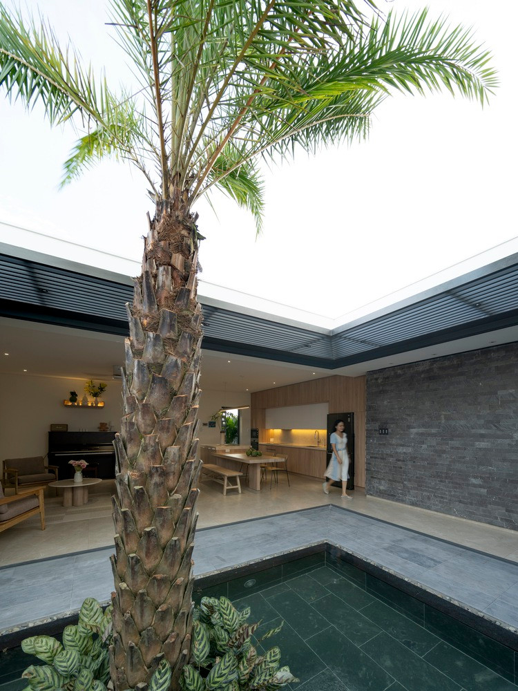 Các hành lang bên trong ngôi nhà dẫn lối vào ba phòng ngủ mà không gây nhàm chán và tăng sự riêng tư cho mỗi thành viên. Các hành lang bên trong ngôi nhà dẫn lối vào ba phòng ngủ mà không gây nhàm chán và tăng sự riêng tư cho mỗi thành viên.