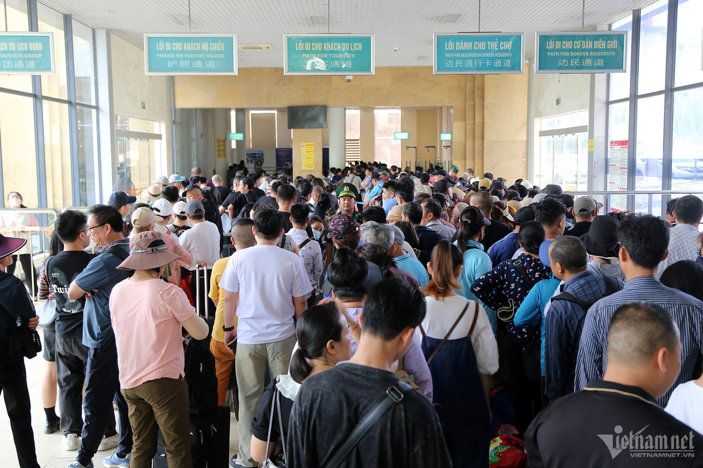 Phần đông trong nhà chờ nhập cảnh là cư dân biên giới làm thủ tục vào Việt Nam sau khi lấy hàng hoá.