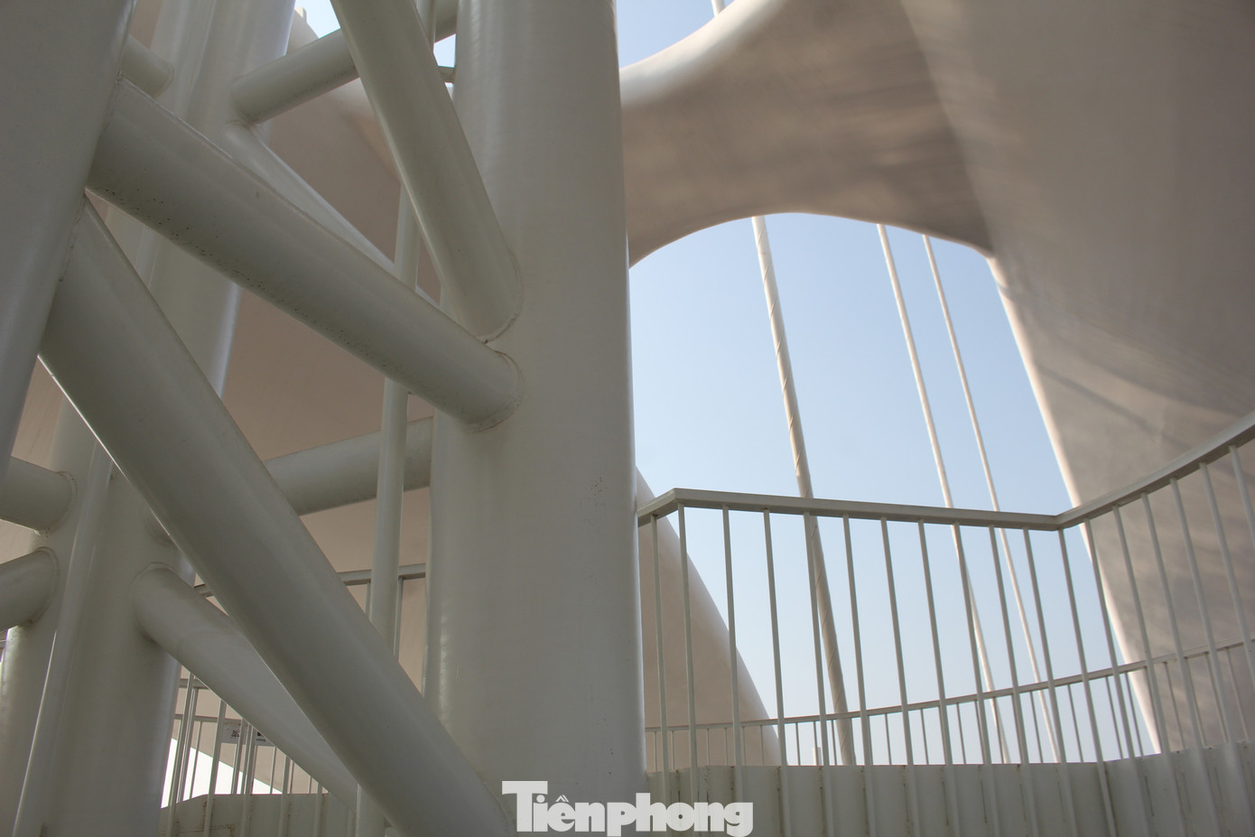 Cầu sẽ xoay vào 15h mỗi ngày, thời gian xoay cầu là 3 phút, vào thứ 6, 7. Riêng ngày Chủ nhật hàng tuần, cầu sẽ xoay thêm một lần nữa vào lúc 19h. Cầu sẽ xoay vào 15h mỗi ngày, thời gian xoay cầu là 3 phút, vào thứ 6, 7. Riêng ngày Chủ nhật hàng tuần, cầu sẽ xoay thêm một lần nữa vào lúc 19h.