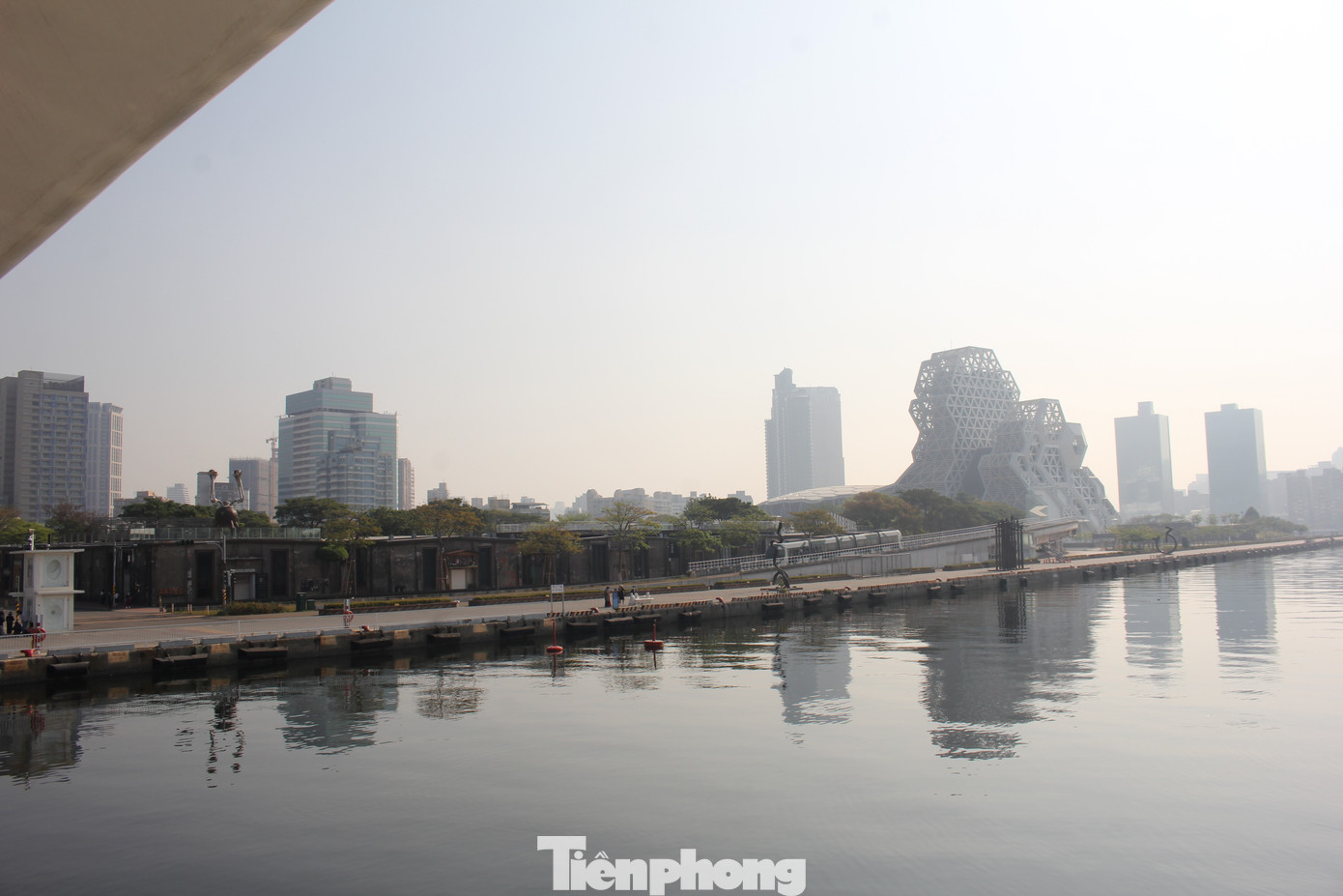 Từ cầu Đại Cảng, du khách có thể ngắm trọn khung cảnh của nhà hát nhạc Pop Gaucho, có hình như những bọt sóng, san hô và động vật thủy sinh. Từ cầu Đại Cảng, du khách có thể ngắm trọn khung cảnh của nhà hát nhạc Pop Gaucho, có hình như những bọt sóng, san hô và động vật thủy sinh.