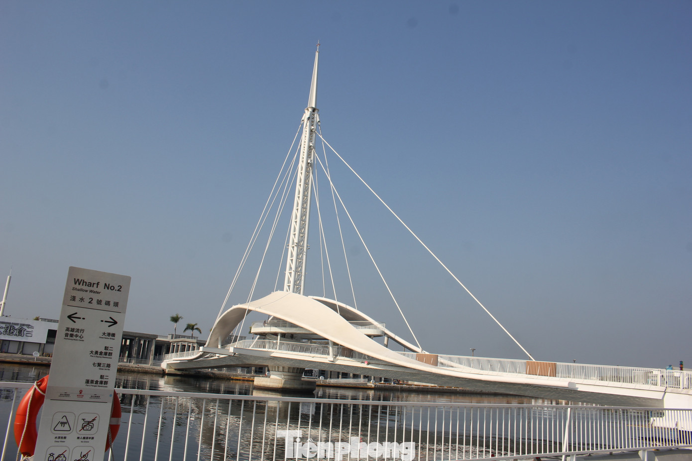 Cầu Đại Cảng bắc ngang sông Ái Hà, được khởi công xây dựng năm 1997 và hoàn thành năm 2001, tại TP Đài Trung của Đài Loan (Trung Quốc). Cầu Đại Cảng bắc ngang sông Ái Hà, được khởi công xây dựng năm 1997 và hoàn thành năm 2001, tại TP Đài Trung của Đài Loan (Trung Quốc).