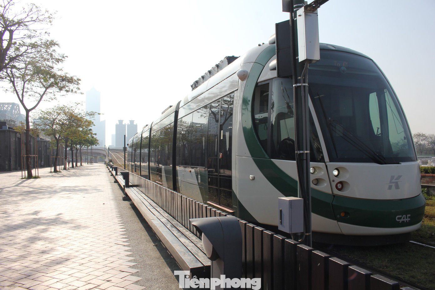 Ngoài ra, cầu Đại Cảng nằm ngay cạnh khu nghệ thuật Bác Nhị, gần trạm tàu điện Đại Nghĩa Bác Nhị nên giao thông rất thuận tiện. Ngoài ra, cầu Đại Cảng nằm ngay cạnh khu nghệ thuật Bác Nhị, gần trạm tàu điện Đại Nghĩa Bác Nhị nên giao thông rất thuận tiện.