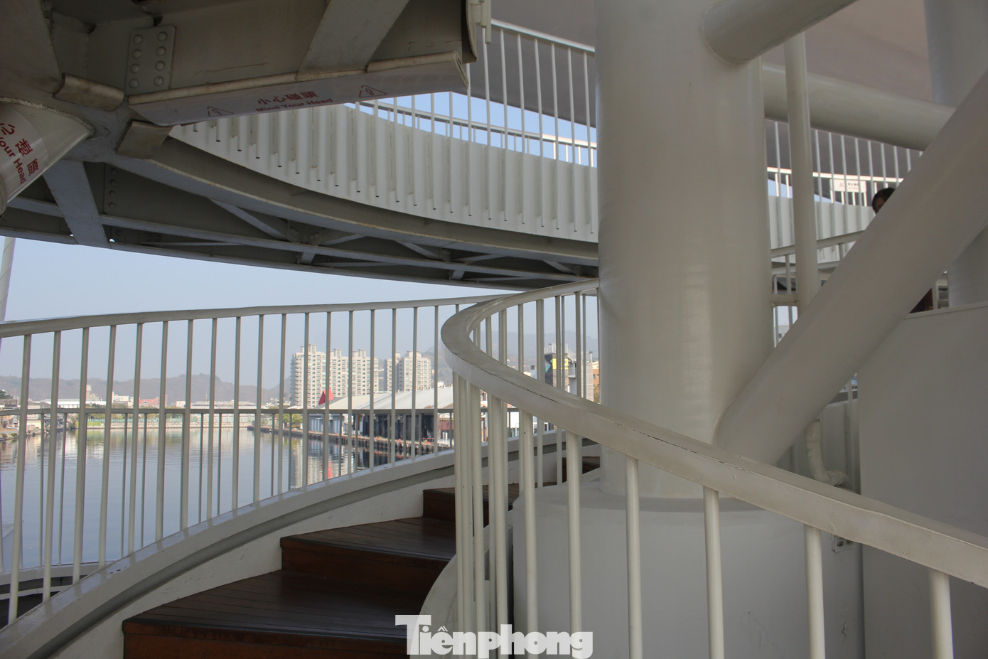 Phần chính giữa của cầu có nơi ngắm cảnh, để du khách chiêm ngưỡng vẻ đẹp của hai bên bờ sông. Phần chính giữa của cầu có nơi ngắm cảnh, để du khách chiêm ngưỡng vẻ đẹp của hai bên bờ sông.