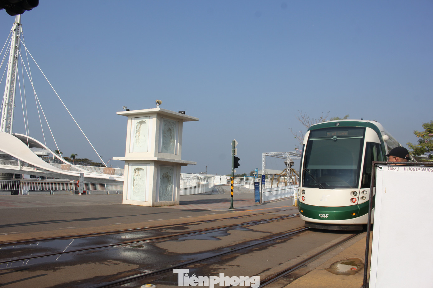 Ngoài ra, cầu Đại Cảng nằm ngay cạnh khu nghệ thuật Bác Nhị, gần trạm tàu điện Đại Nghĩa Bác Nhị nên giao thông rất thuận tiện. Ngoài ra, cầu Đại Cảng nằm ngay cạnh khu nghệ thuật Bác Nhị, gần trạm tàu điện Đại Nghĩa Bác Nhị nên giao thông rất thuận tiện.