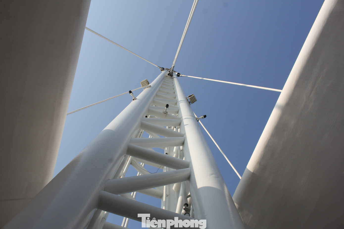 Cầu sẽ xoay vào 15h mỗi ngày, thời gian xoay cầu là 3 phút, vào thứ 6, 7. Riêng ngày Chủ nhật hàng tuần, cầu sẽ xoay thêm một lần nữa vào lúc 19h. Cầu sẽ xoay vào 15h mỗi ngày, thời gian xoay cầu là 3 phút, vào thứ 6, 7. Riêng ngày Chủ nhật hàng tuần, cầu sẽ xoay thêm một lần nữa vào lúc 19h.