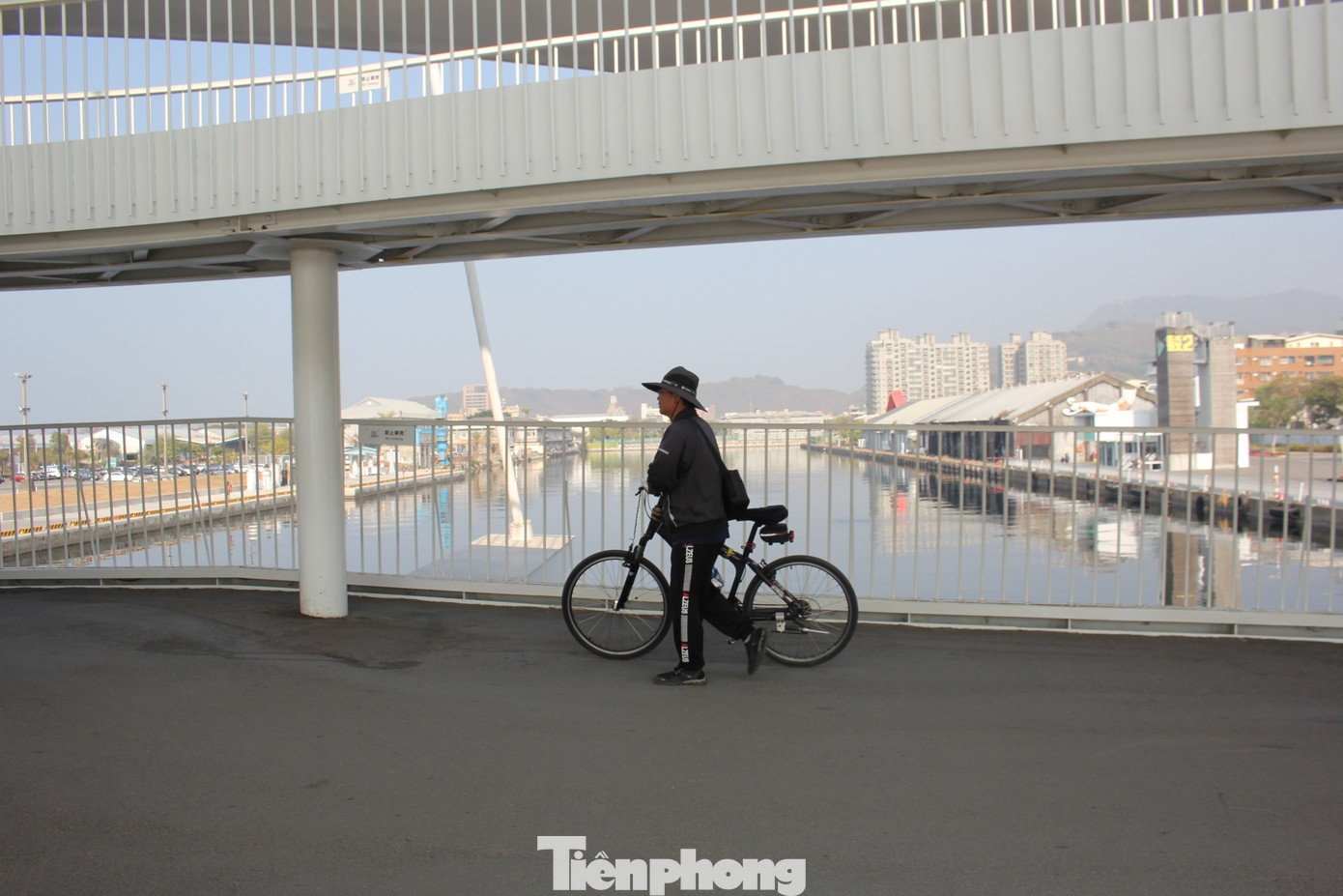 Cầu Đại Cảng có màu trắng, dài 110m, rộng từ 5-11m, có thể chứa được cùng lúc 550 người và xe đạp. Cầu Đại Cảng có màu trắng, dài 110m, rộng từ 5-11m, có thể chứa được cùng lúc 550 người và xe đạp.