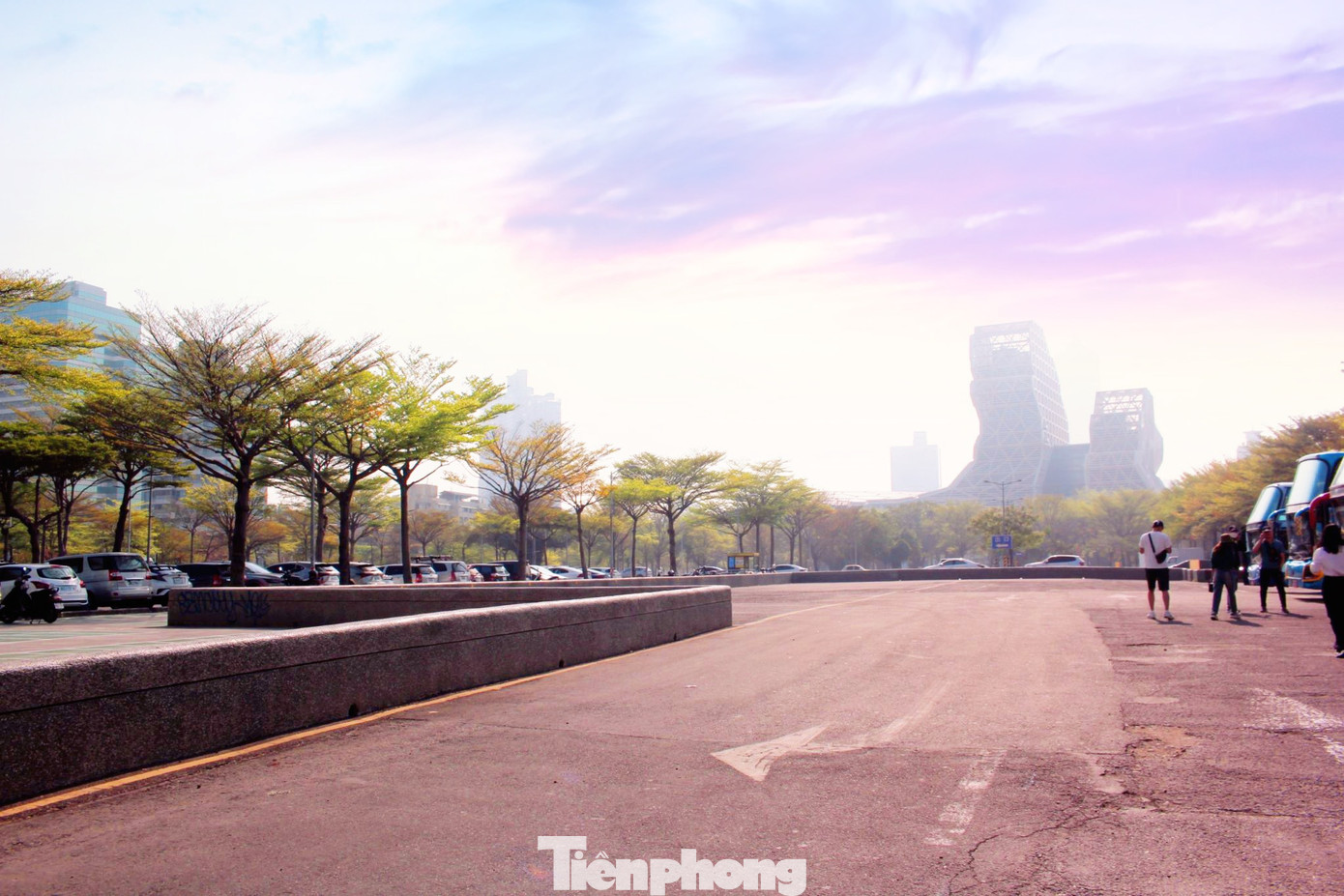 Từ cầu Đại Cảng, du khách có thể ngắm trọn khung cảnh của nhà hát nhạc Pop Gaucho, có hình như những bọt sóng, san hô và động vật thủy sinh. Từ cầu Đại Cảng, du khách có thể ngắm trọn khung cảnh của nhà hát nhạc Pop Gaucho, có hình như những bọt sóng, san hô và động vật thủy sinh.