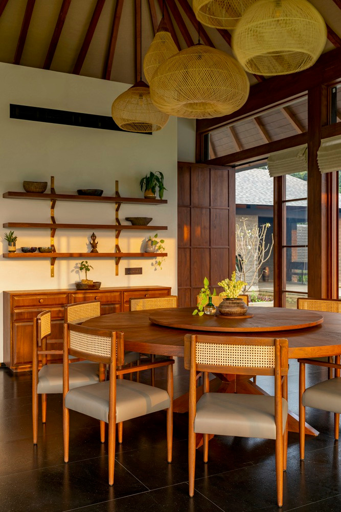 Không gian sinh hoạt, ăn uống và phòng ngủ ở khu vực trung tâm được thiết kế với mặt trước có tầm nhìn tối đa ra sông và mặt sau nhìn về sân trong nơi có hồ nước nhỏ.