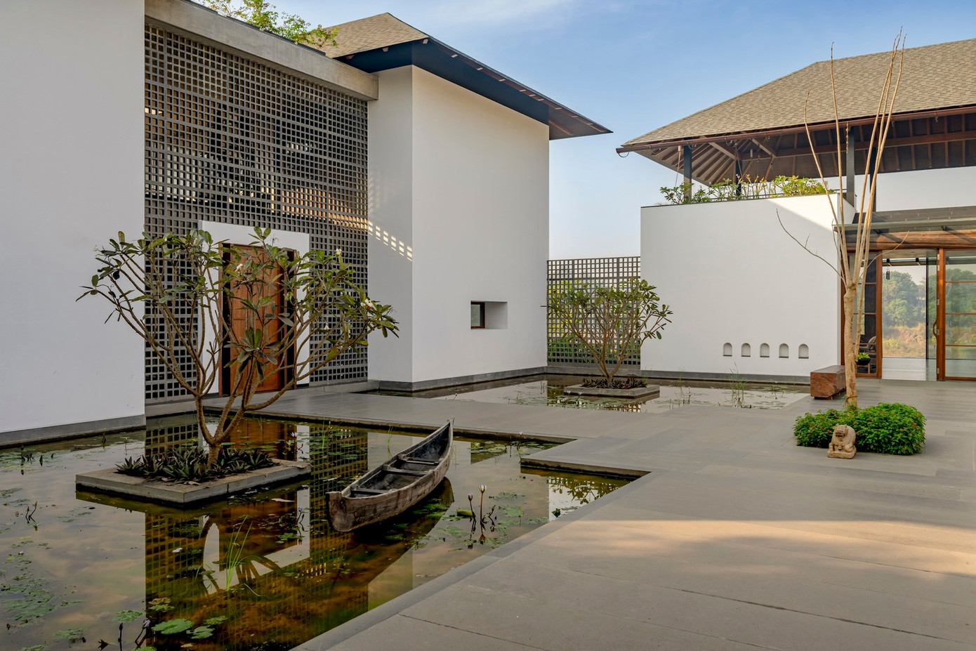 Do đó, nhóm kiến trúc sư lên ý tưởng tạo ra một biệt thự với những khối nhà có công năng sử dụng khác nhau.