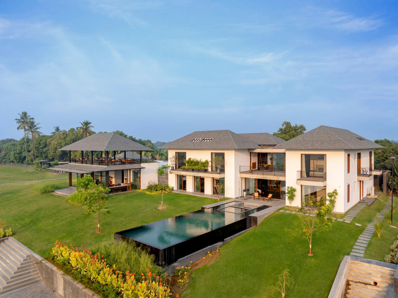 Hồ bơi được bố trí để có thể ngắm cảnh hoàng hôn và dòng sông ngoạn mục nhất, mang lại cảm giác vô tận.