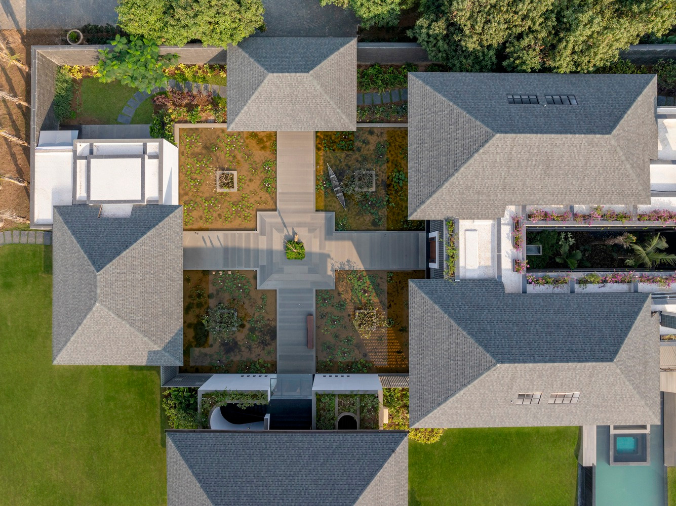 Cả khu nhà được bao phủ bởi cây cối xanh tươi, tạo nên một không gian yên tĩnh, thanh bình.