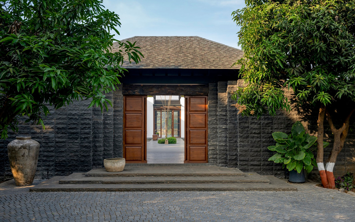 Để giữ cho ngôi nhà giản dị nhất có thể, nhóm kiến trúc sư sử dụng các vật liệu tự nhiên như đá thô, gỗ tếch kết hợp với tường vôi có họa tiết.