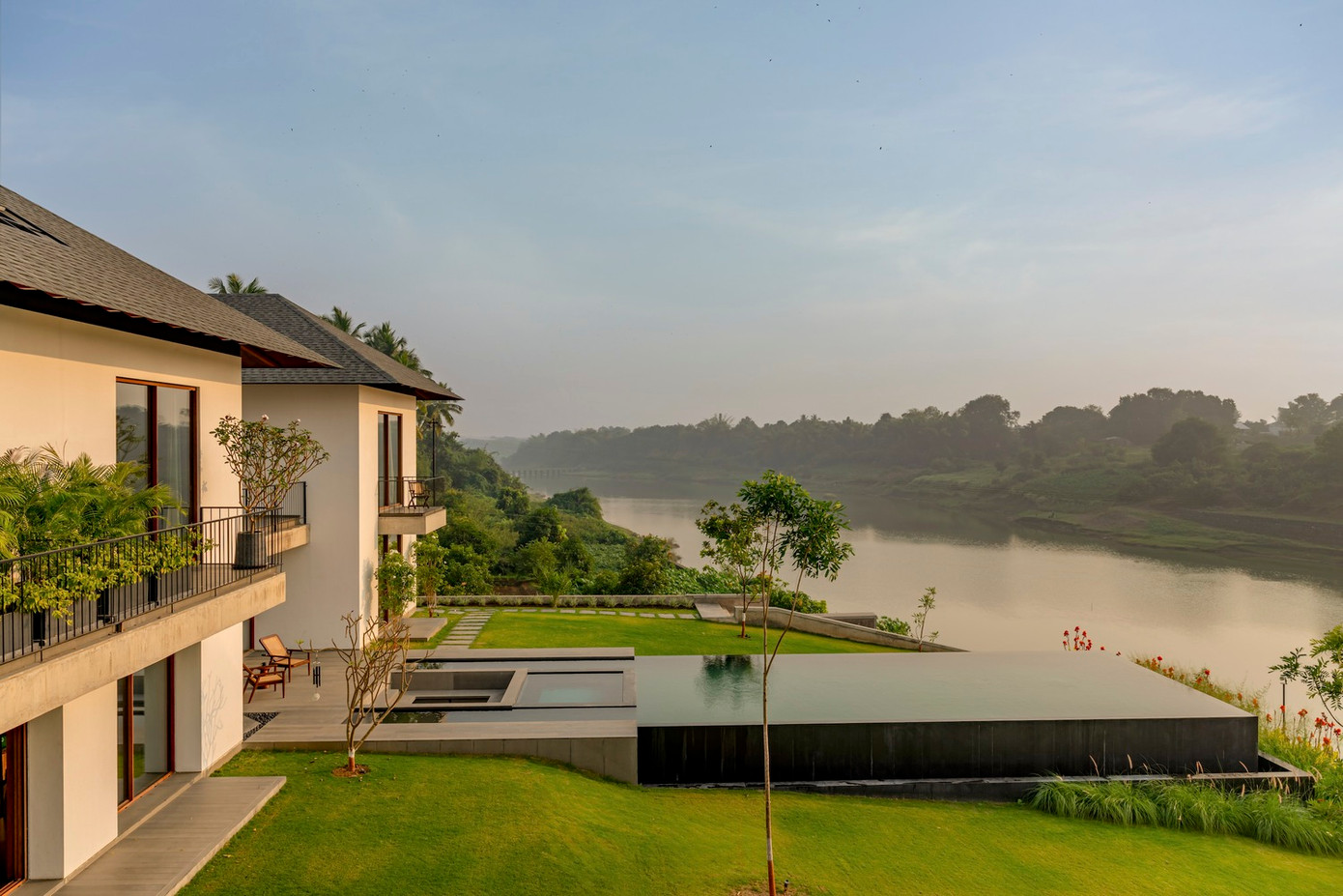 Khu nhà này được xây dựng trên mảnh đất ven sông nên gia chủ mong muốn không gian sống có tầm nhìn hướng ra sông nhiều nhất có thể.