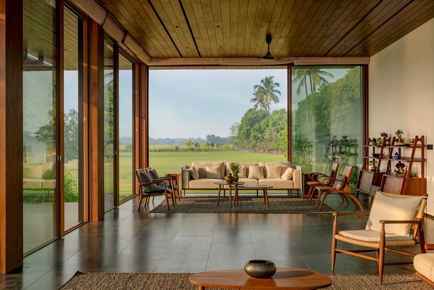 Phòng khách và phòng ăn chính được thiết kế như những chiếc hộp kính nhẹ, do đó ánh sáng luôn tràn ngập khắp nơi.