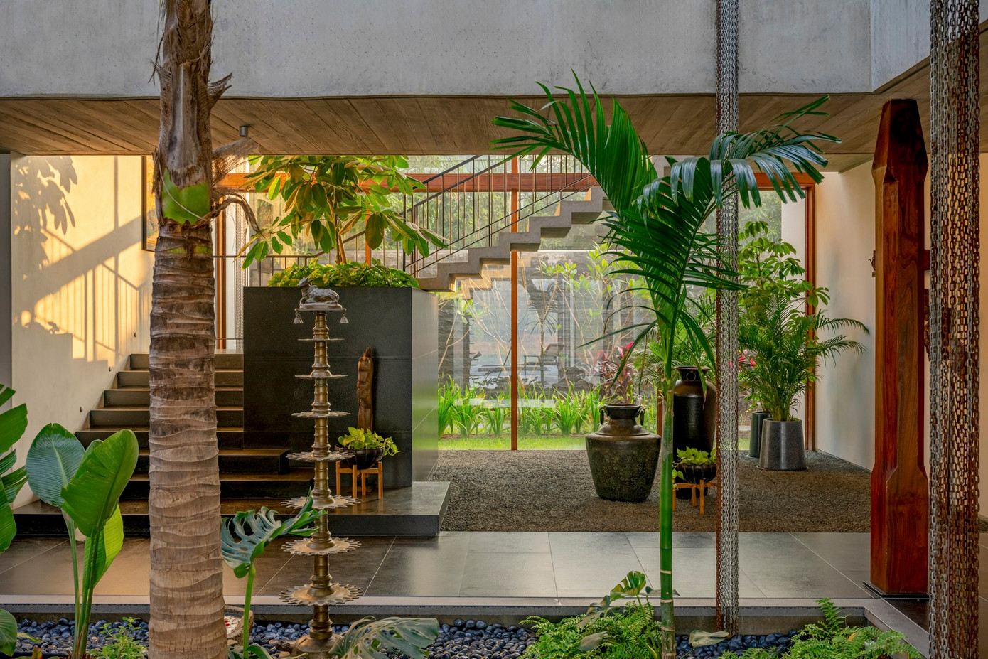 Phòng khách và phòng ăn chính được thiết kế như những chiếc hộp kính nhẹ, do đó ánh sáng luôn tràn ngập khắp nơi.