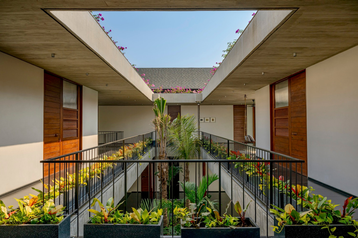 Cả khu nhà được bao phủ bởi cây cối xanh tươi, tạo nên một không gian yên tĩnh, thanh bình.