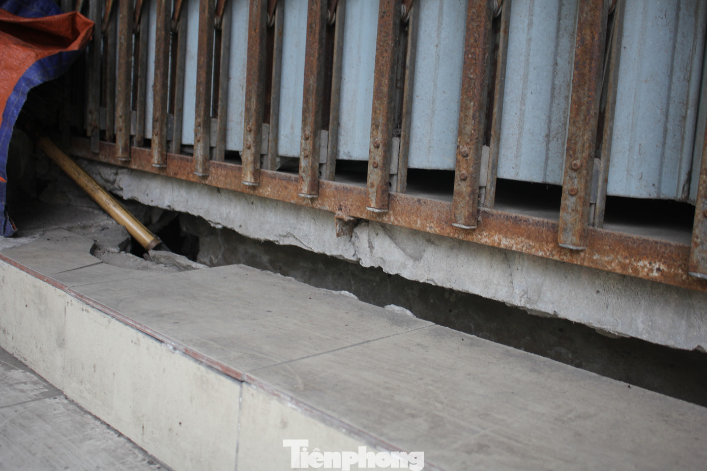 Đặc biệt, tình trạng xuống cấp còn nặng nề hơn ở khu dịch vụ cho thuê tại tầng trệt của tòa nhà, do một phần ngôi nhà bị lún.