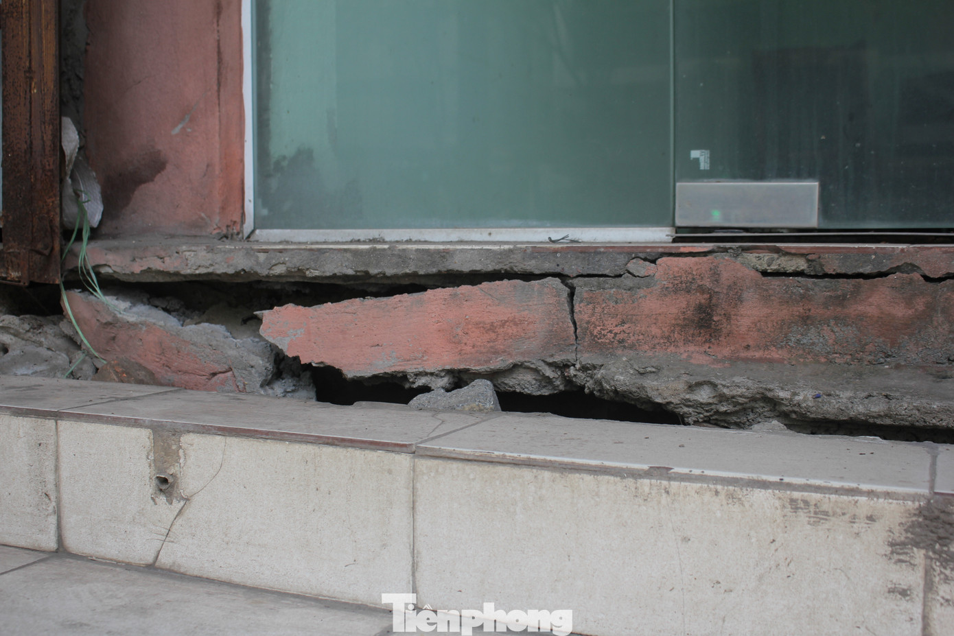 Đặc biệt, tình trạng xuống cấp còn nặng nề hơn ở khu dịch vụ cho thuê tại tầng trệt của tòa nhà, do một phần ngôi nhà bị lún.