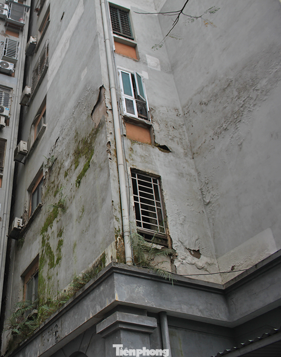 Hình ảnh xuống cấp của Khu tái định cư A6 Nam Trung Yên nhiều năm qua liên tục được báo chí và dư luận phản ánh.