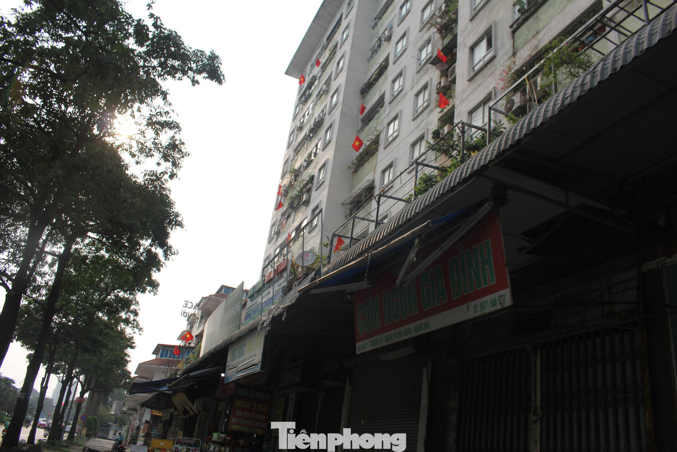 Mặc dù vậy, việc giải quyết tình trạng xuống cấp tại các chung cư tái định cư trên địa bàn TP Hà Nội vẫn “giậm chân tại chỗ” khiến cư dân chỉ biết “than trời”.