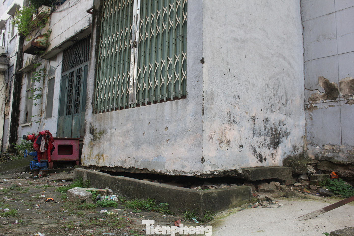 Khu tái định cư này được đưa vào sử dụng từ năm 2006 và đến nay phần đế một số tòa nhà đã lộ rõ dấu hiệu xuống cấp nghiêm trọng.