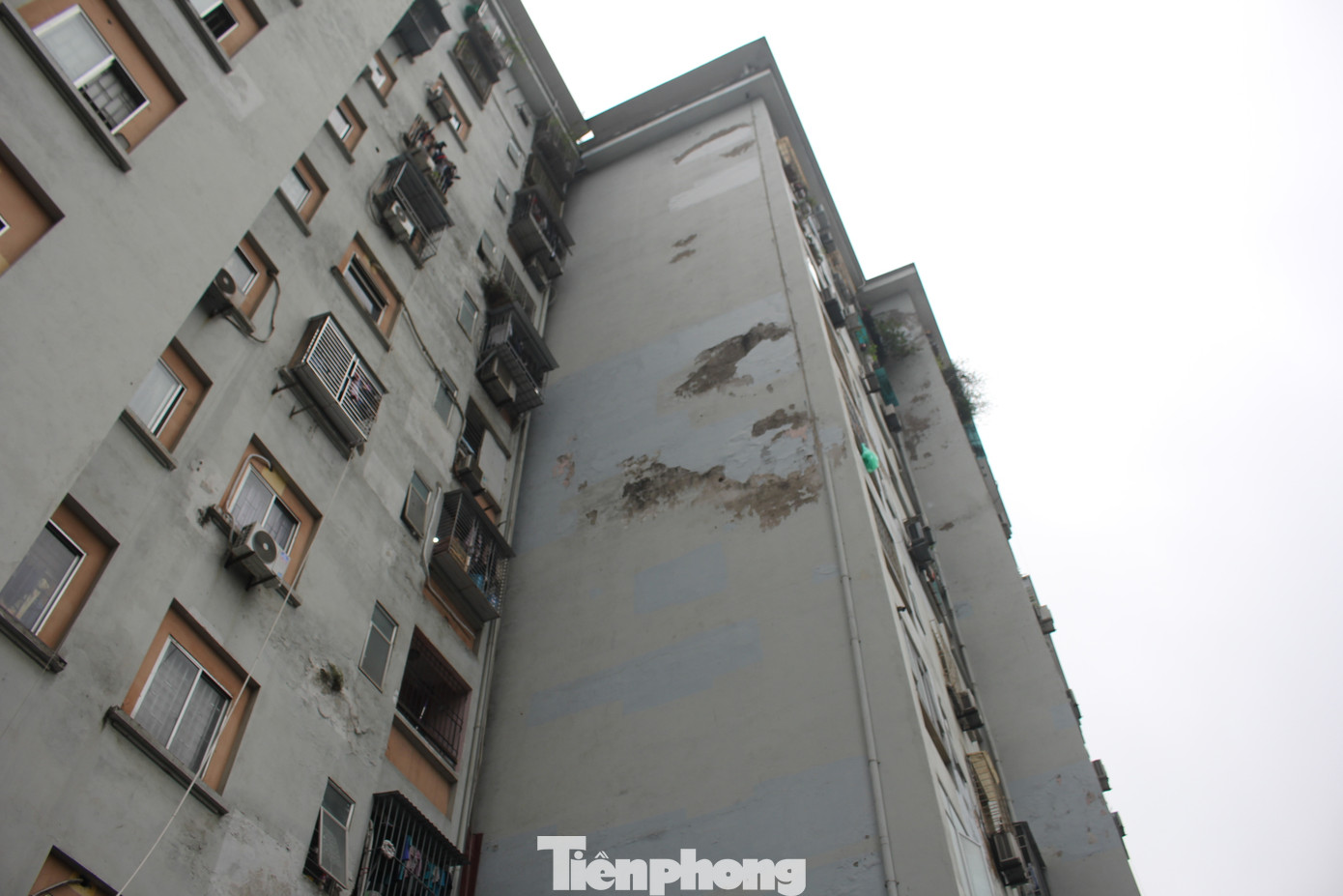 Hình ảnh xuống cấp của Khu tái định cư A6 Nam Trung Yên nhiều năm qua liên tục được báo chí và dư luận phản ánh.