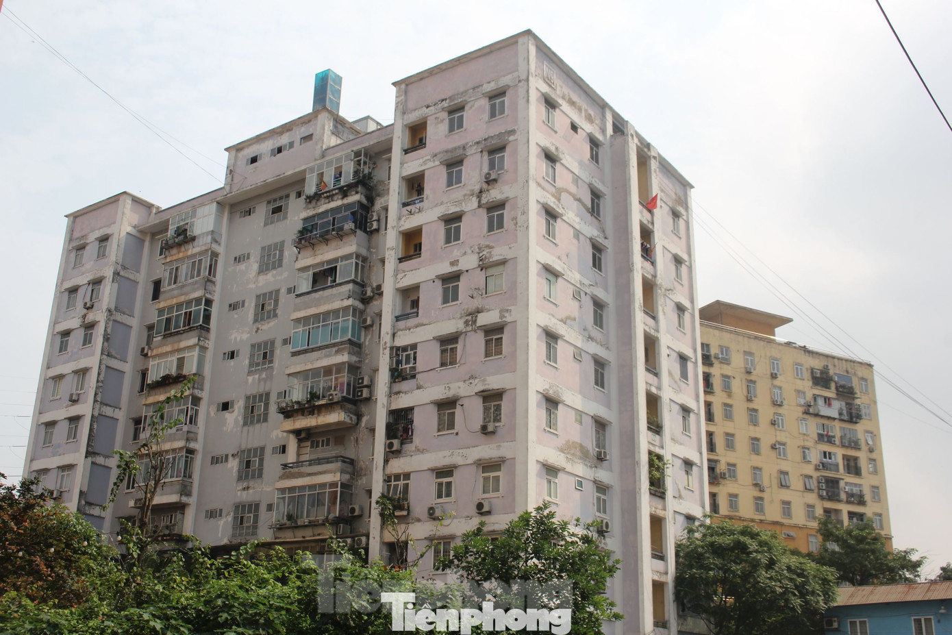 Ghi nhận tại Khu tái định Cư Đồng Tàu (phường Thịnh Liệt, quận Hoàng Mai) từ lâu vỏ ngoài các tòa nhà đã bong tróc nham nhở.