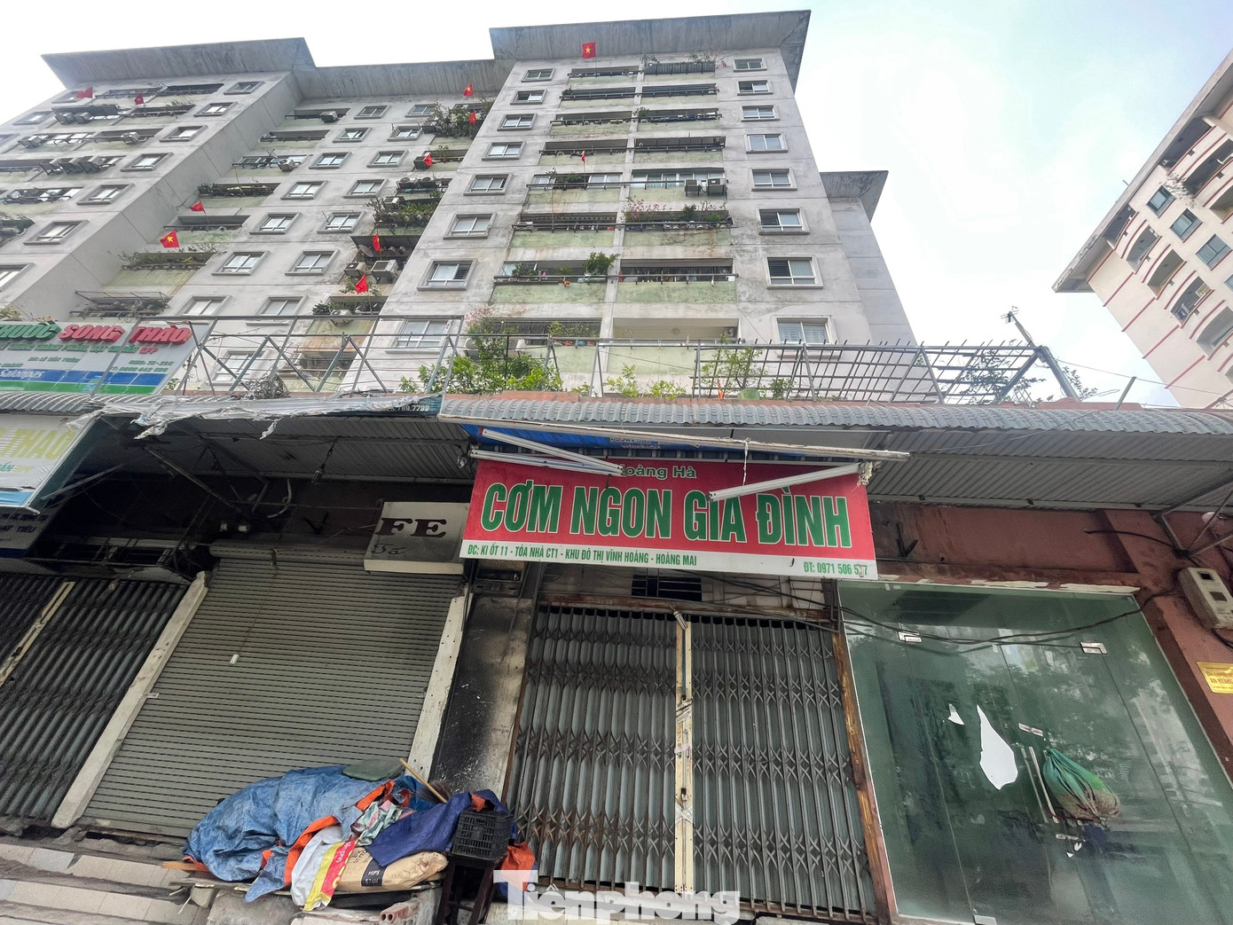 Tình cảnh xập xệ, xuống cấp nhưng không được sửa chữa, cải tạo cũng diễn ra tại Khu tái định cư Vĩnh Hoàng (phường Hoàng Văn Thụ, quận Hoàng Mai).