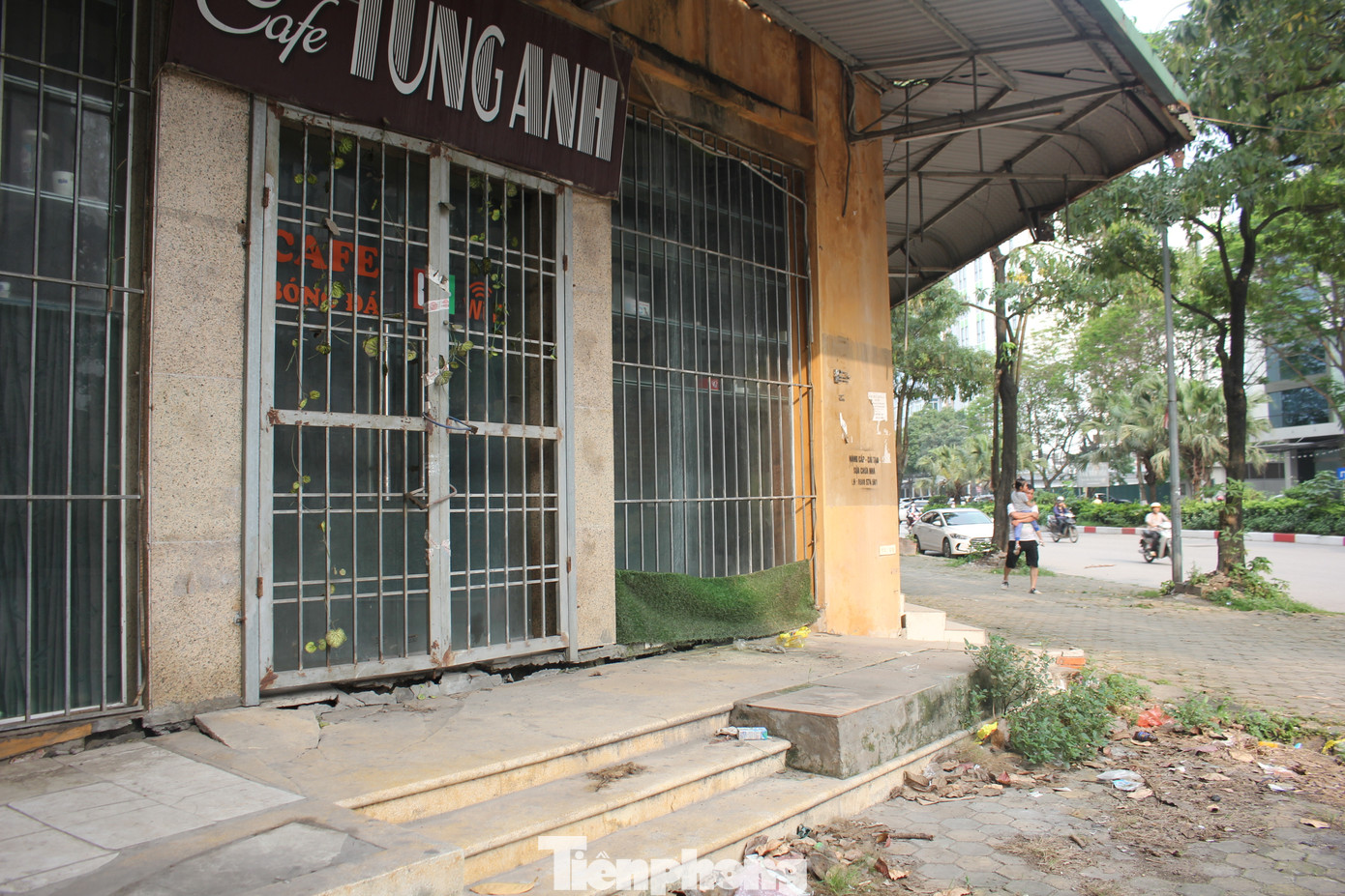 Đặc biệt, tình trạng xuống cấp còn nặng nề hơn ở khu dịch vụ cho thuê tại tầng trệt của tòa nhà, do một phần ngôi nhà bị lún.