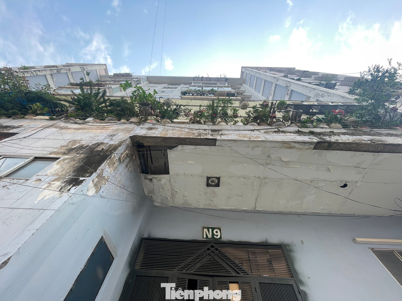 Khu tái định cư này được đưa vào sử dụng từ năm 2006 và đến nay phần đế một số tòa nhà đã lộ rõ dấu hiệu xuống cấp nghiêm trọng.