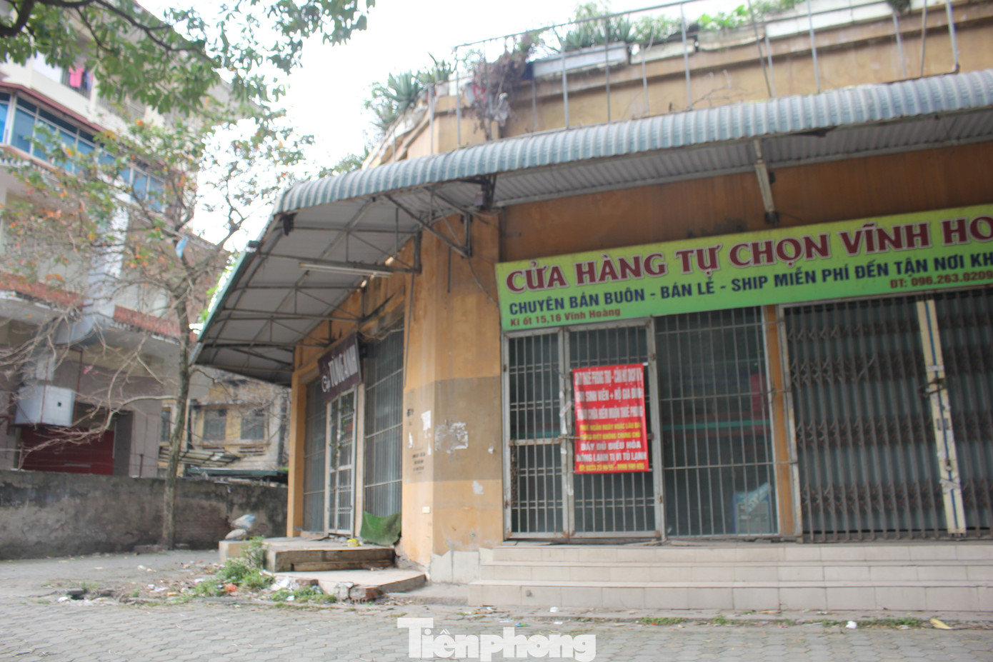 Do xuống cấp nghiêm trọng, tiềm ẩn nguy hiểm nên các ki - ốt tại Khu tái định cư Vĩnh Hoàng đang phải đóng cửa.