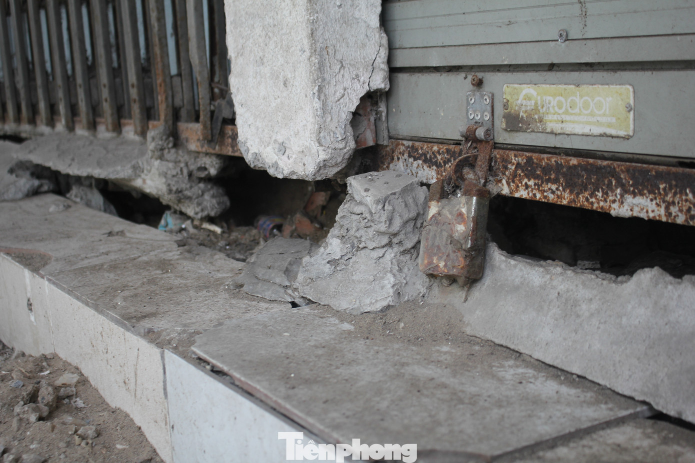 Đặc biệt, tình trạng xuống cấp còn nặng nề hơn ở khu dịch vụ cho thuê tại tầng trệt của tòa nhà, do một phần ngôi nhà bị lún.