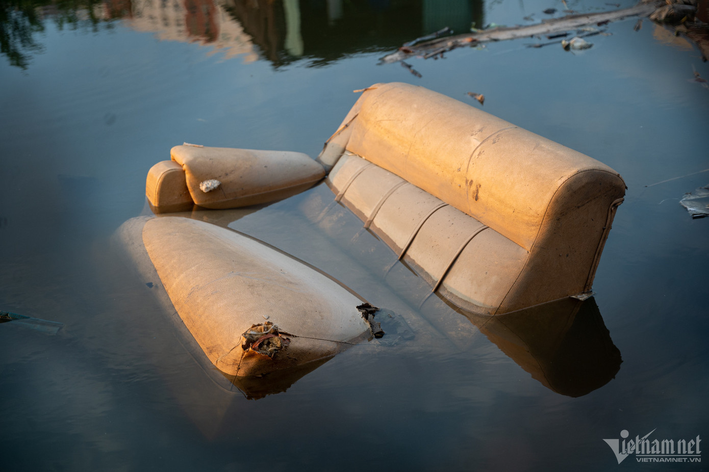 Có mặt tại đây, nhiều người dễ dàng cảm thấy không gian chật chội, ẩm thấp, mùi hôi bốc lên khắp nơi.