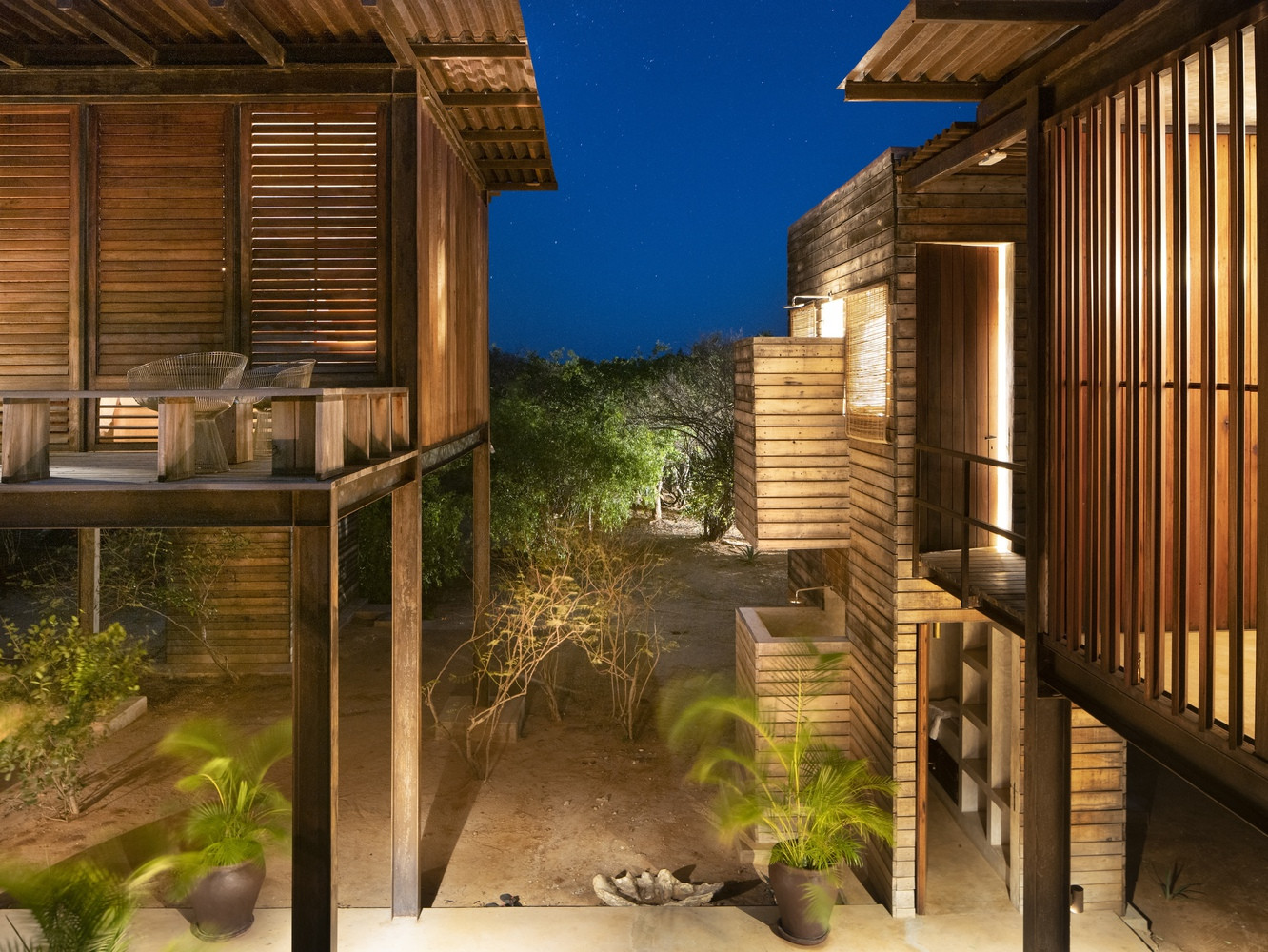 Sàn bên ngoài và tấm ốp của tháp phòng tắm sử dụng gỗ khai hoang từ các công trình tại chỗ và gỗ bạch đàn có thể tái tạo.