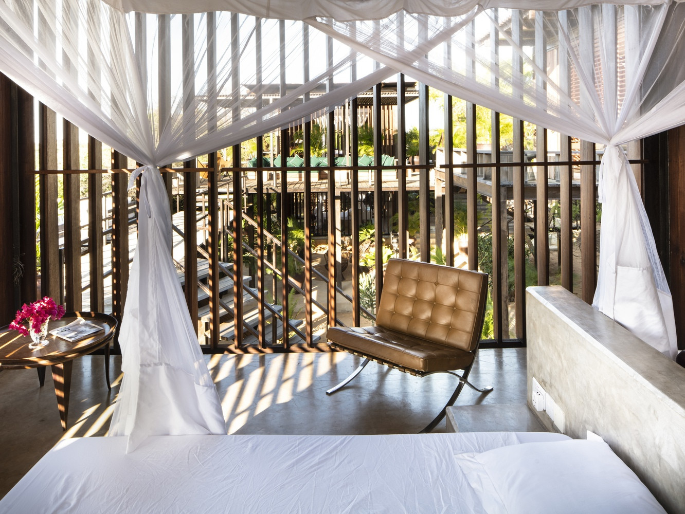 Bốn cửa xoay lớn cho phép mặt tiền phía Bắc mở ra sân hiên hướng ra biển.