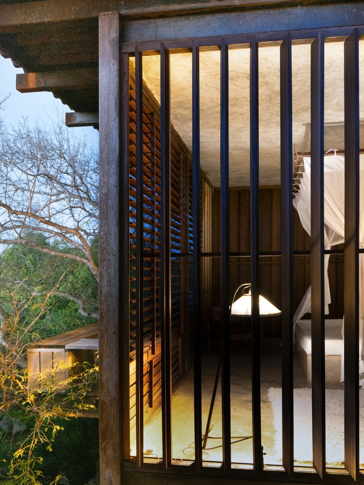 Các cửa chớp có thể điều chỉnh cho phép kiểm soát ánh sáng tự nhiên và thông gió.