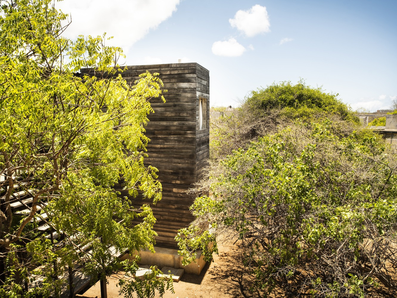 Năng lượng điện được tạo ra thông qua các tấm quang điện, cung cấp năng lượng cho hệ thống khử muối, chuyển nước biển thành nước ngọt để sử dụng trong sinh hoạt. Nước mưa được thu vào bể cũng góp phần cung cấp nước ngọt.