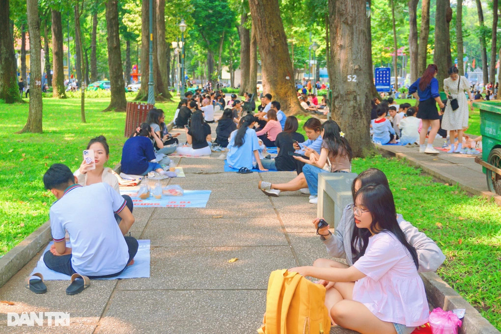 Người trẻ đến đây để thư giãn trong ngày lễ (Ảnh: Mộc Khải).