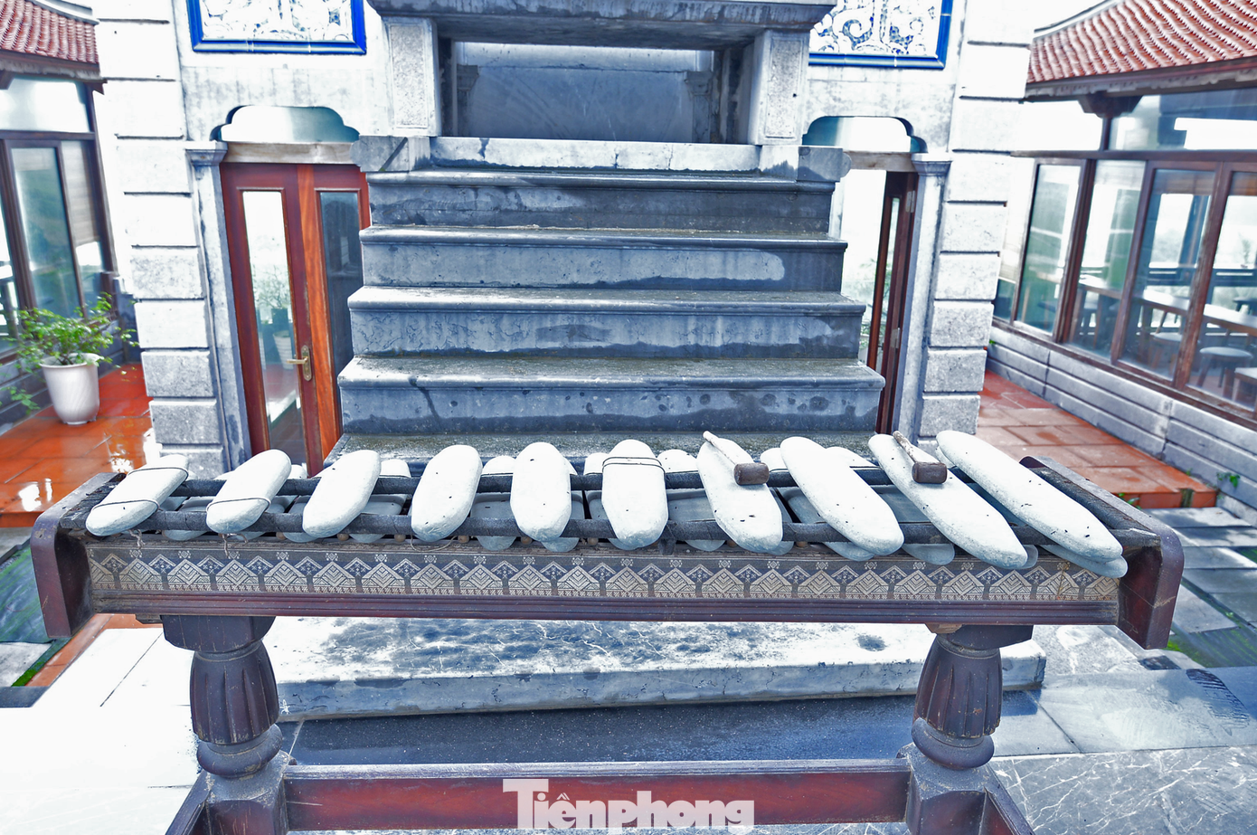 Nhiều du khách nước ngoài khi ghé thăm lâu đài đá này không khỏi trầm trồ và thán phục tài năng của các nghệ nhân người Việt. Bởi chỉ từ những phiến đá xù xì, thô sơ mà qua mài dũa đã tạo nên một công trình kiến trúc độc nhất vô nhị. Nhiều du khách nước ngoài khi ghé thăm lâu đài đá này không khỏi trầm trồ và thán phục tài năng của các nghệ nhân người Việt. Bởi chỉ từ những phiến đá xù xì, thô sơ mà qua mài dũa đã tạo nên một công trình kiến trúc độc nhất vô nhị.