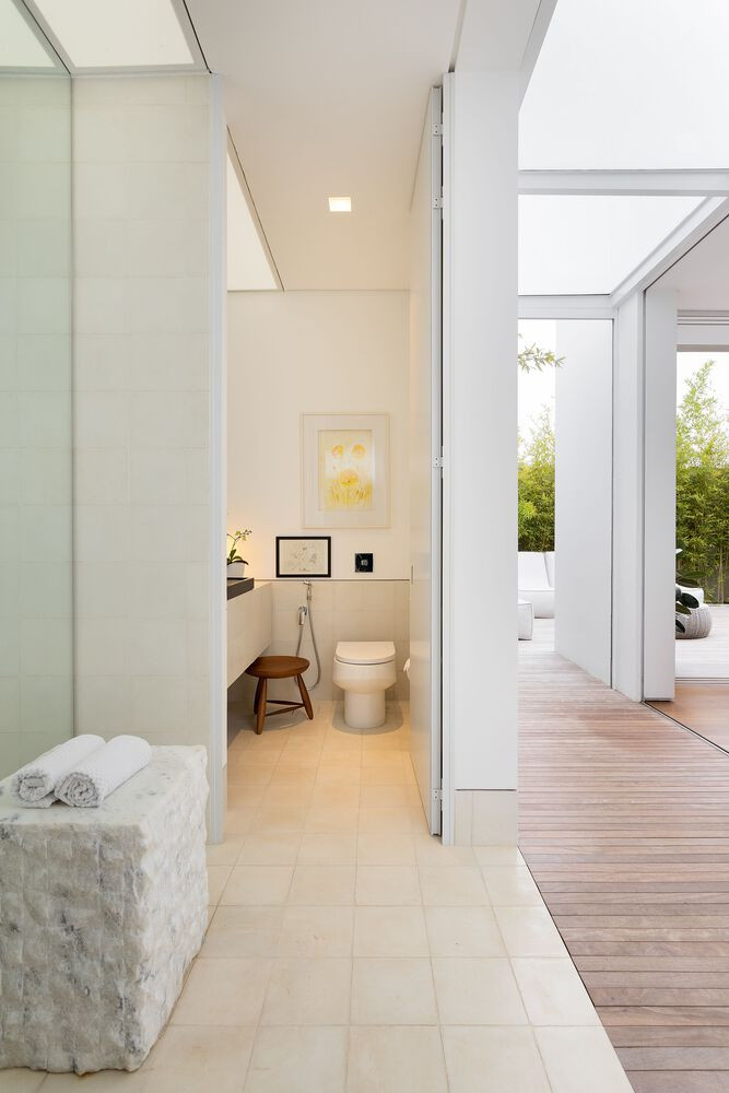 Điểm đặc biệt của đồ nội thất là đều có chữ ký của các nghệ sĩ nổi tiếng người Brazil, tạo nên sự mới lạ cho không gian