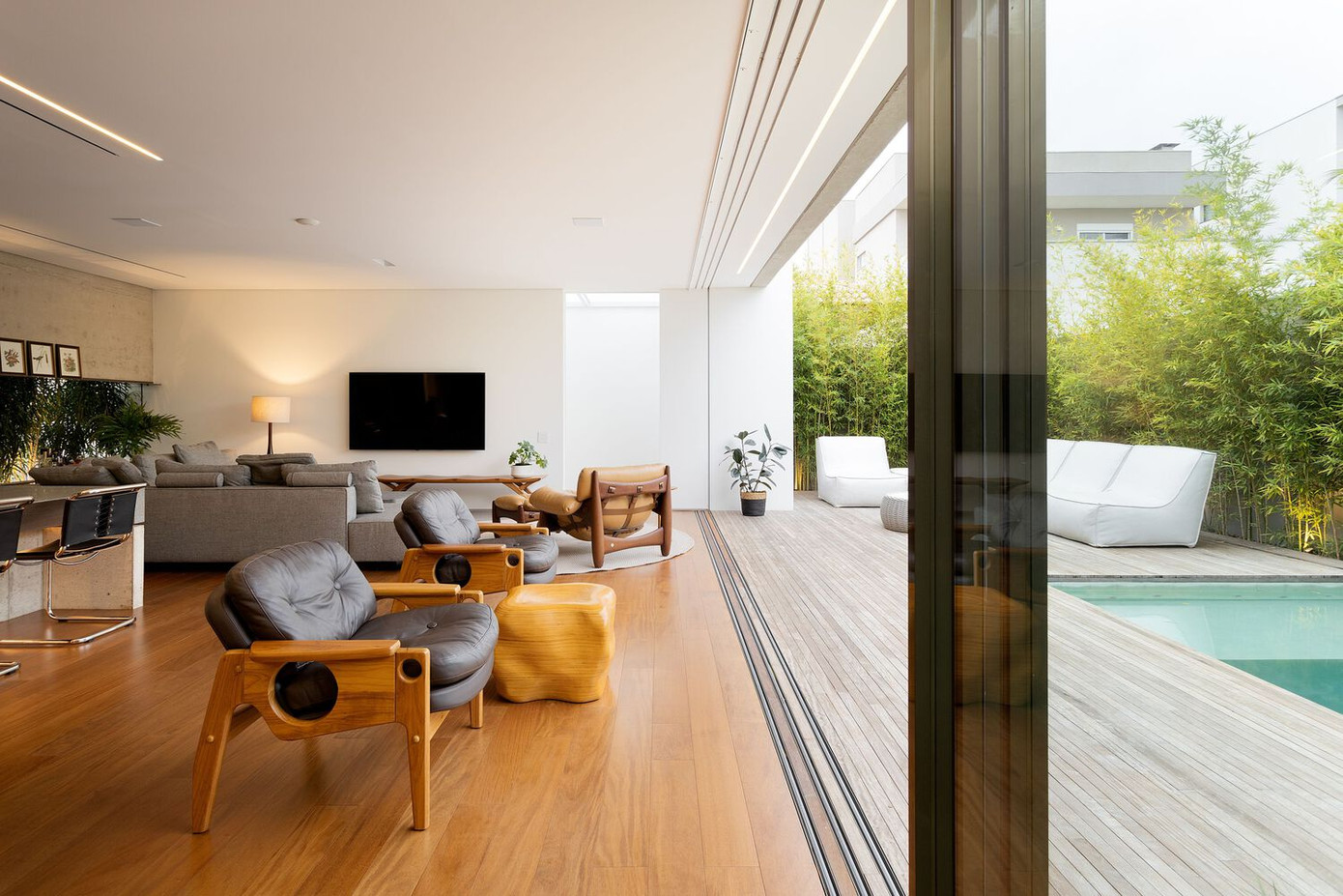 Các yếu tố như bê tông lộ ra ngoài, sử dụng sàn gỗ bên trong ngôi nhà, trong khi đó các tấm kính lớn được bố trí để kết nối các không gian.