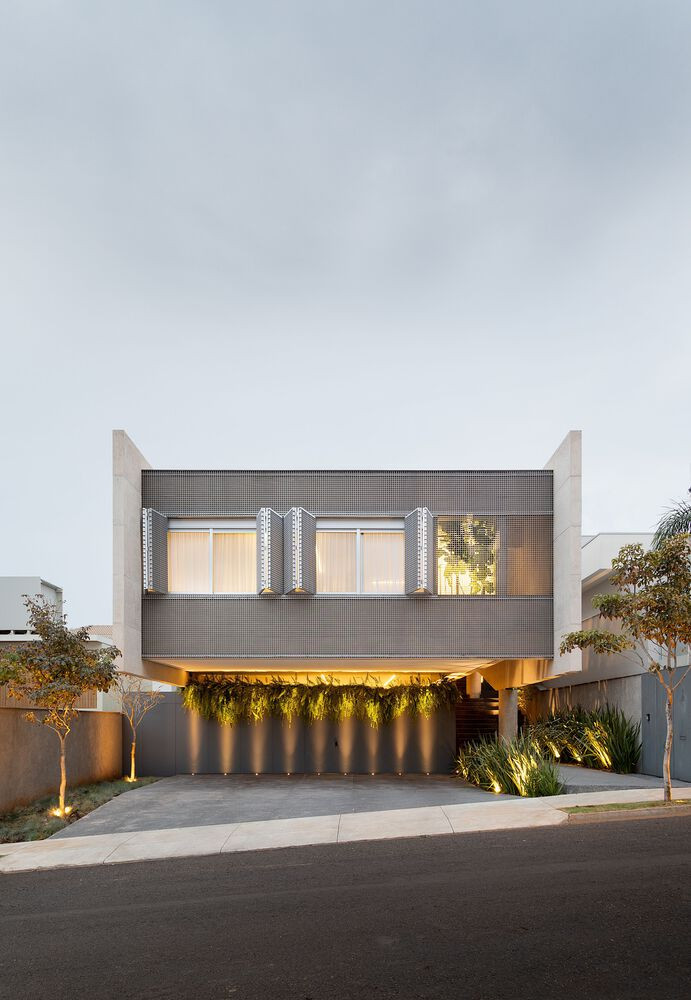 Ngôi nhà này được xây dựng với diện tích 382m2, trên một khu đất có độ dốc lớn. Do đó, kiến trúc sư thiết kế ngôi nhà thành 2 tầng, nương theo đặc điểm của khu đất.