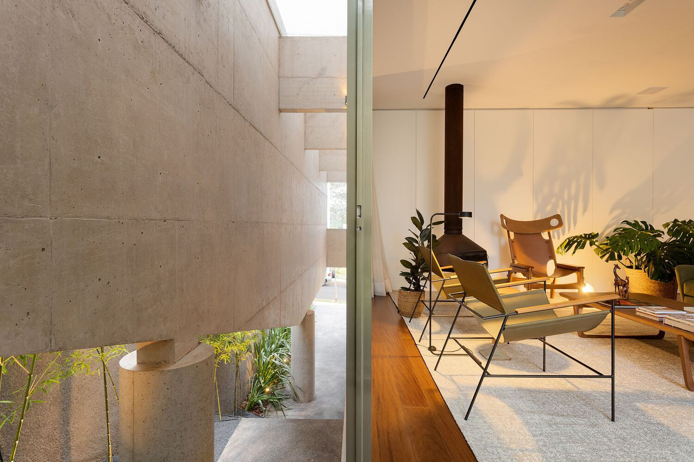 Lối vào bằng cầu thang bê tông bên, bắt đầu từ tầng trệt, bên cạnh gara và khu phức hợp đa chức năng đang được sử dụng làm văn phòng.