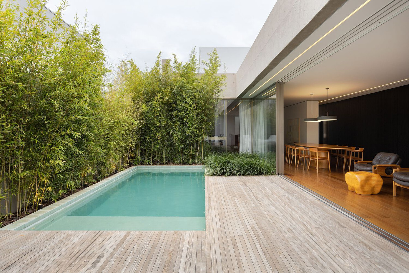 Các yếu tố như bê tông lộ ra ngoài, sử dụng sàn gỗ bên trong ngôi nhà, trong khi đó các tấm kính lớn được bố trí để kết nối các không gian.