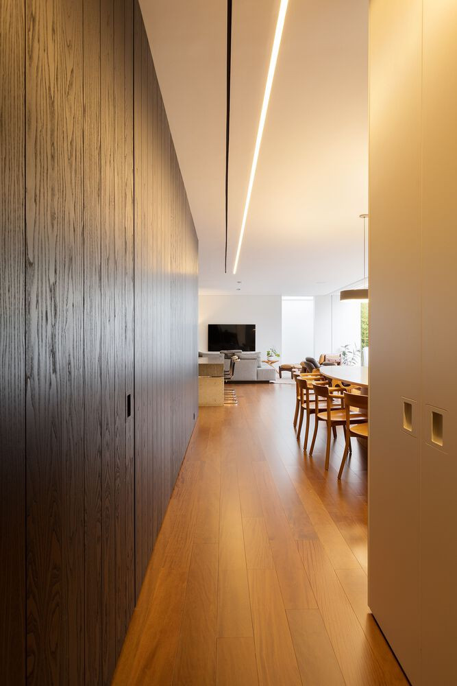 Mặt tiền được phân định bởi hai đầu hồi bê tông, được hỗ trợ từ các cột bê tông. Việc này không chỉ gắn kết cấu trúc lại với nhau, mà còn chạy dọc theo toàn bộ mặt bên của tòa nhà, xuyên qua các không gian bên trong.